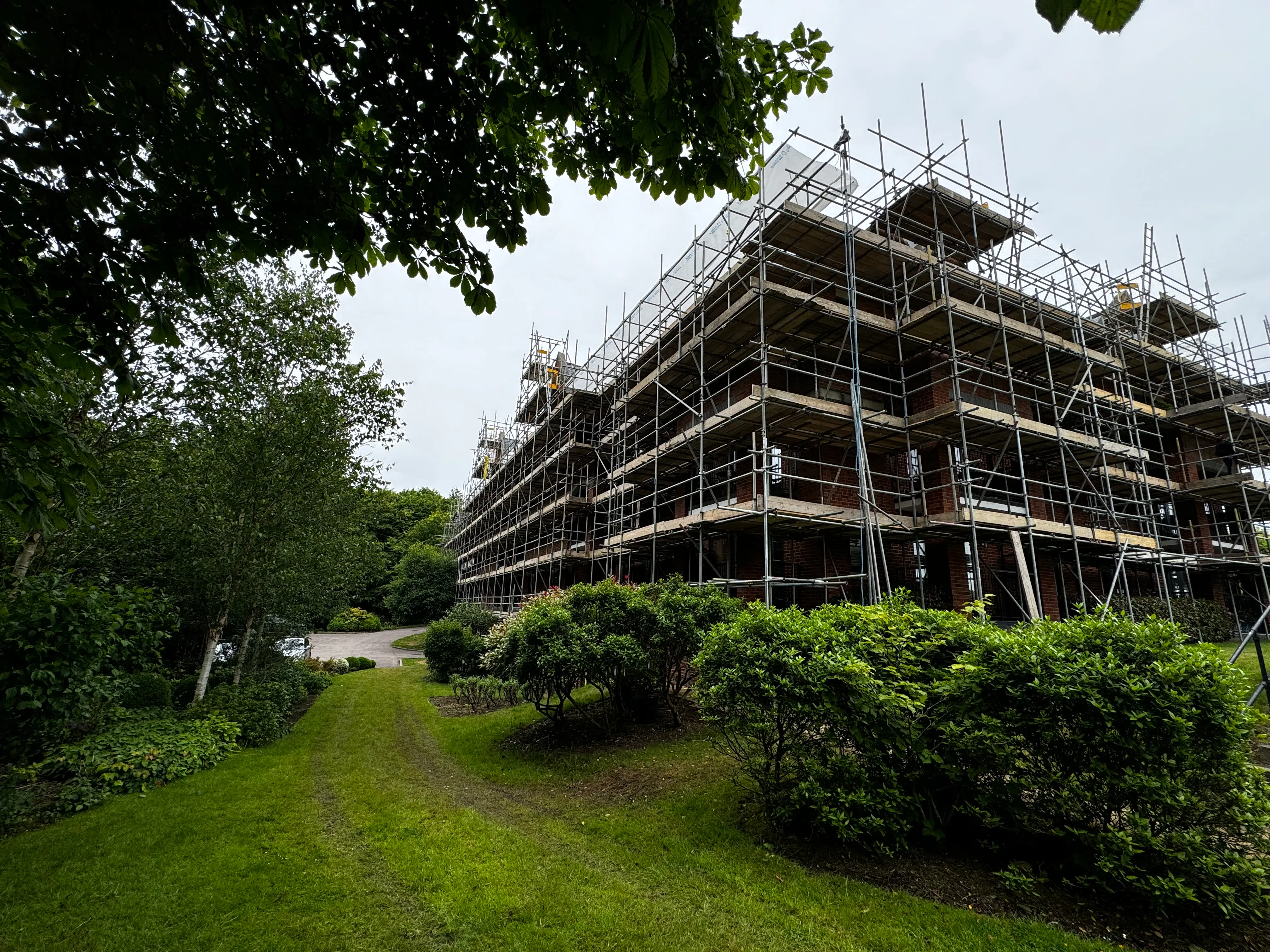 Safe access and coordination: scaffolded stone building during reinstatement works